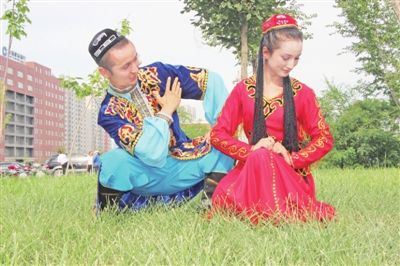 新疆维吾尔族服饰:用色彩与花诠释